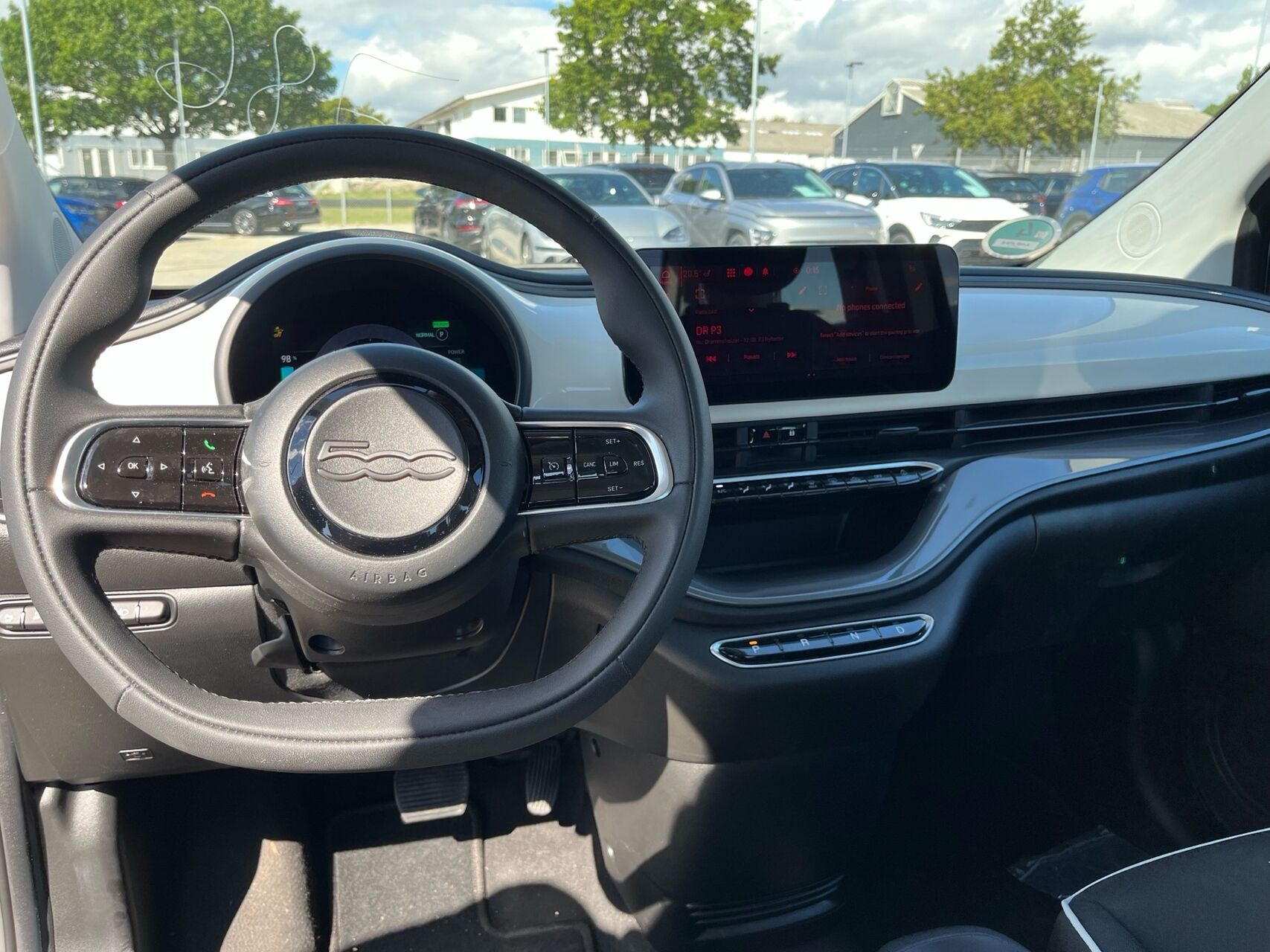 Hvid Fiat 500e fra 2023