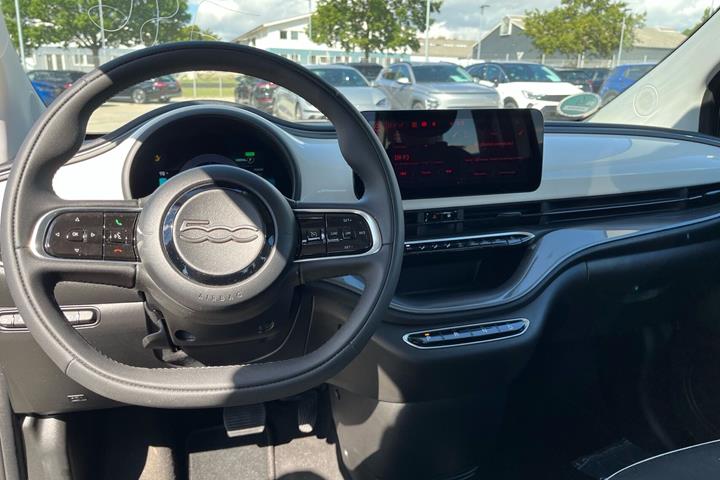 Hvid Fiat 500e fra 2023