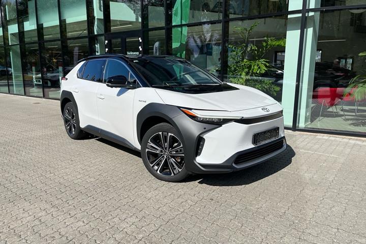 Hvid Toyota BZ4X fra 2023