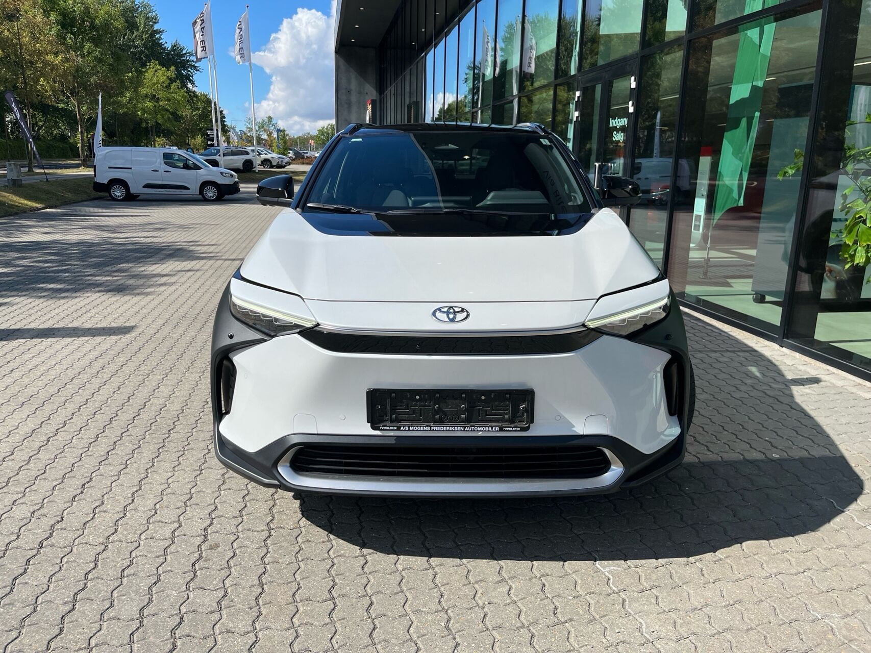 Hvid Toyota BZ4X fra 2023