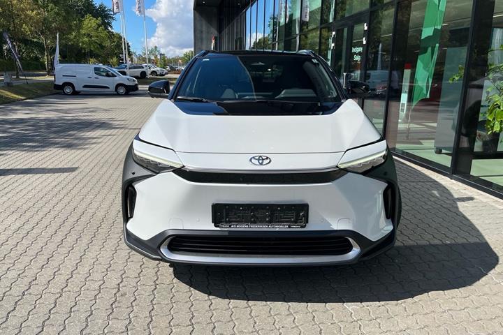 Hvid Toyota BZ4X fra 2023