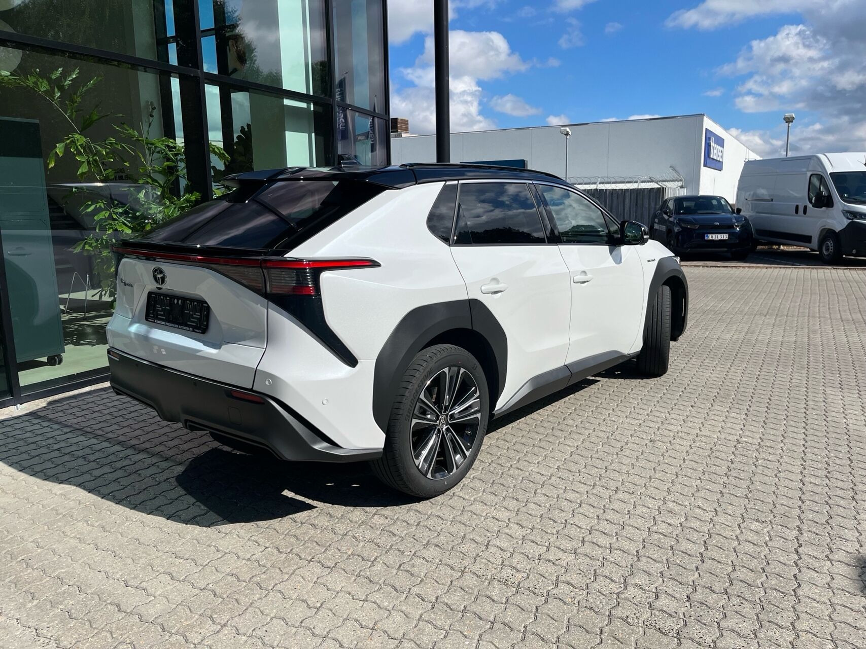 Hvid Toyota BZ4X fra 2023