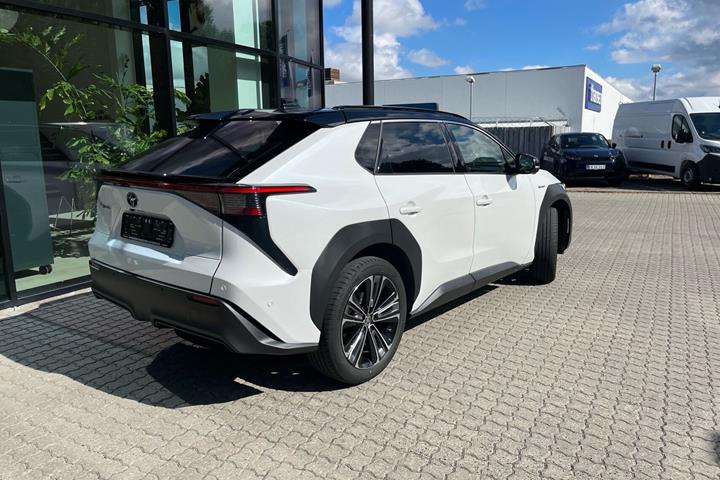 Hvid Toyota BZ4X fra 2023