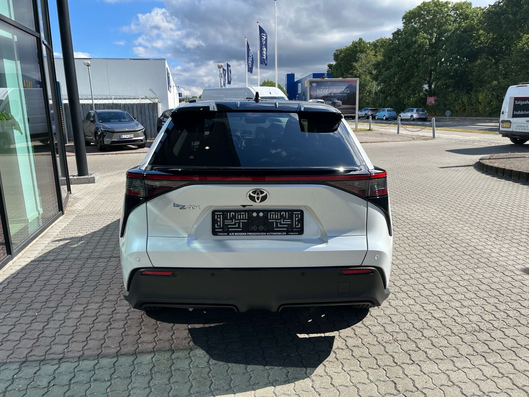 Hvid Toyota BZ4X fra 2023