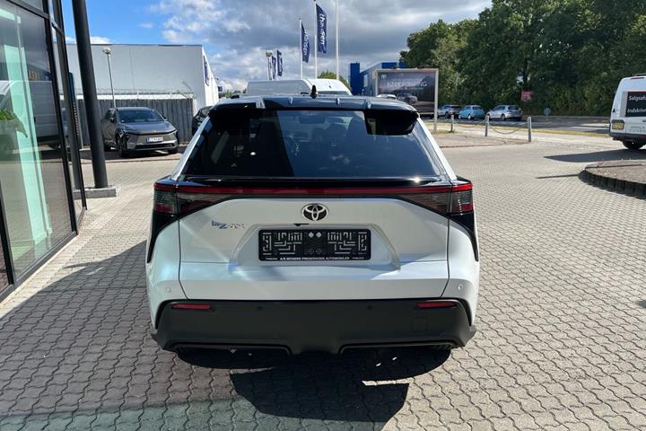 Hvid Toyota BZ4X fra 2023
