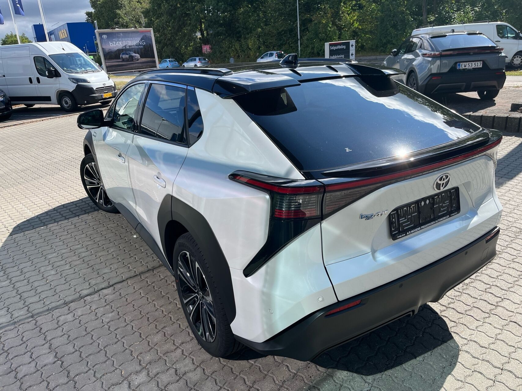 Hvid Toyota BZ4X fra 2023