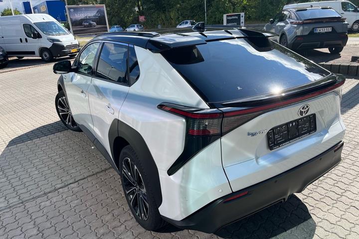 Hvid Toyota BZ4X fra 2023