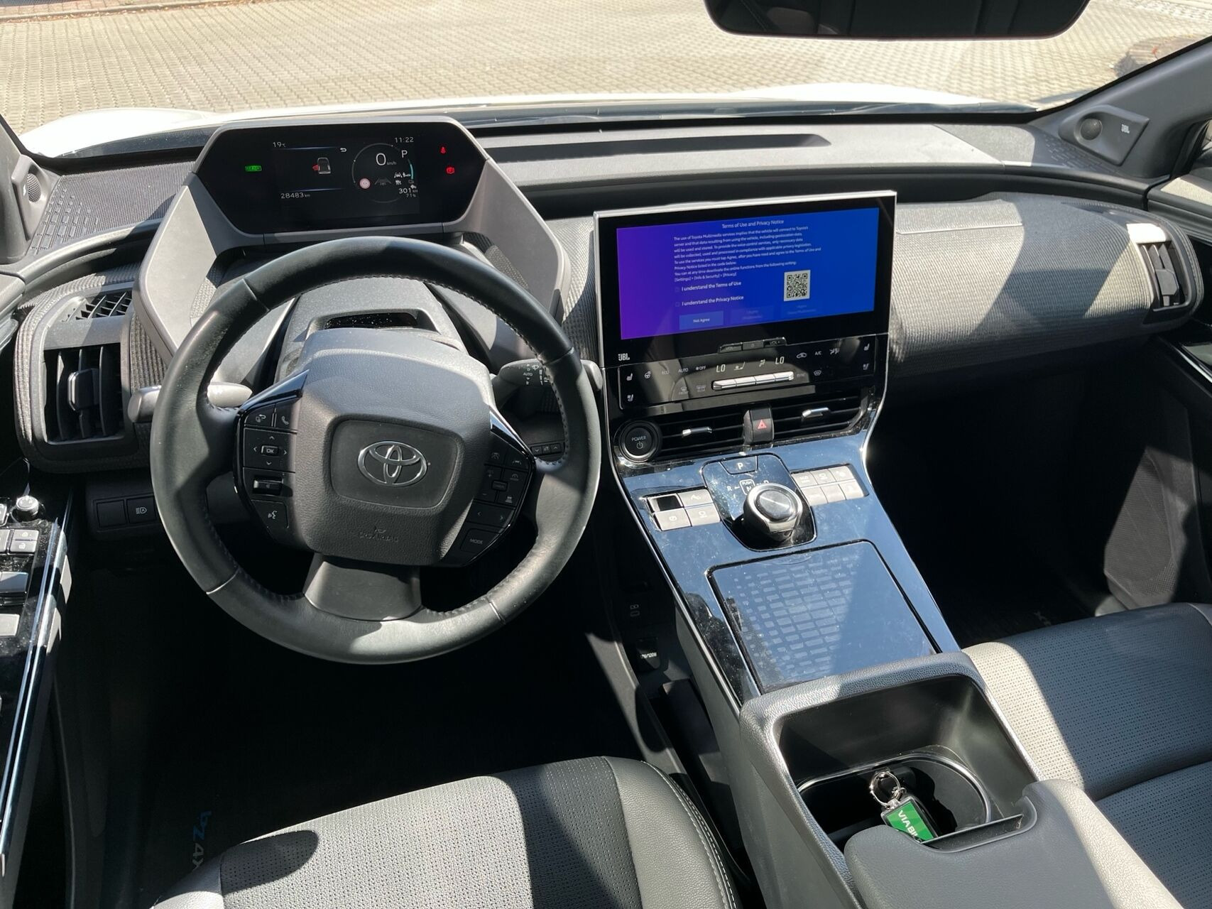 Hvid Toyota BZ4X fra 2023