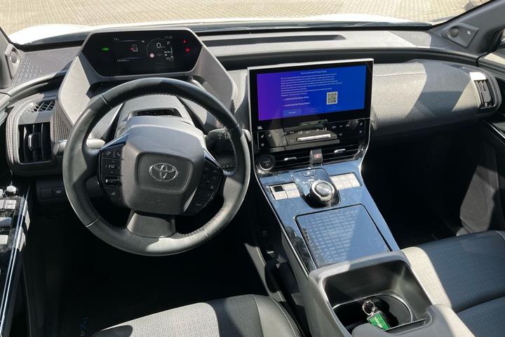 Hvid Toyota BZ4X fra 2023
