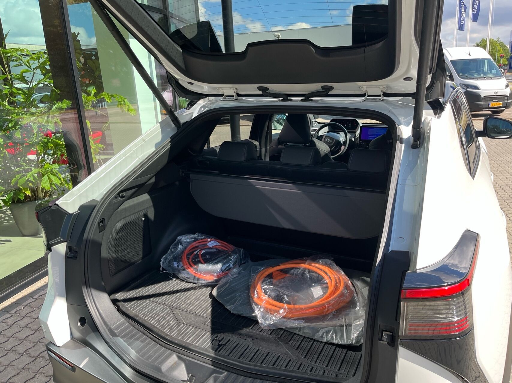 Hvid Toyota BZ4X fra 2023