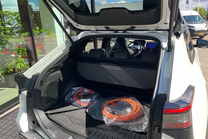 Hvid Toyota BZ4X fra 2023