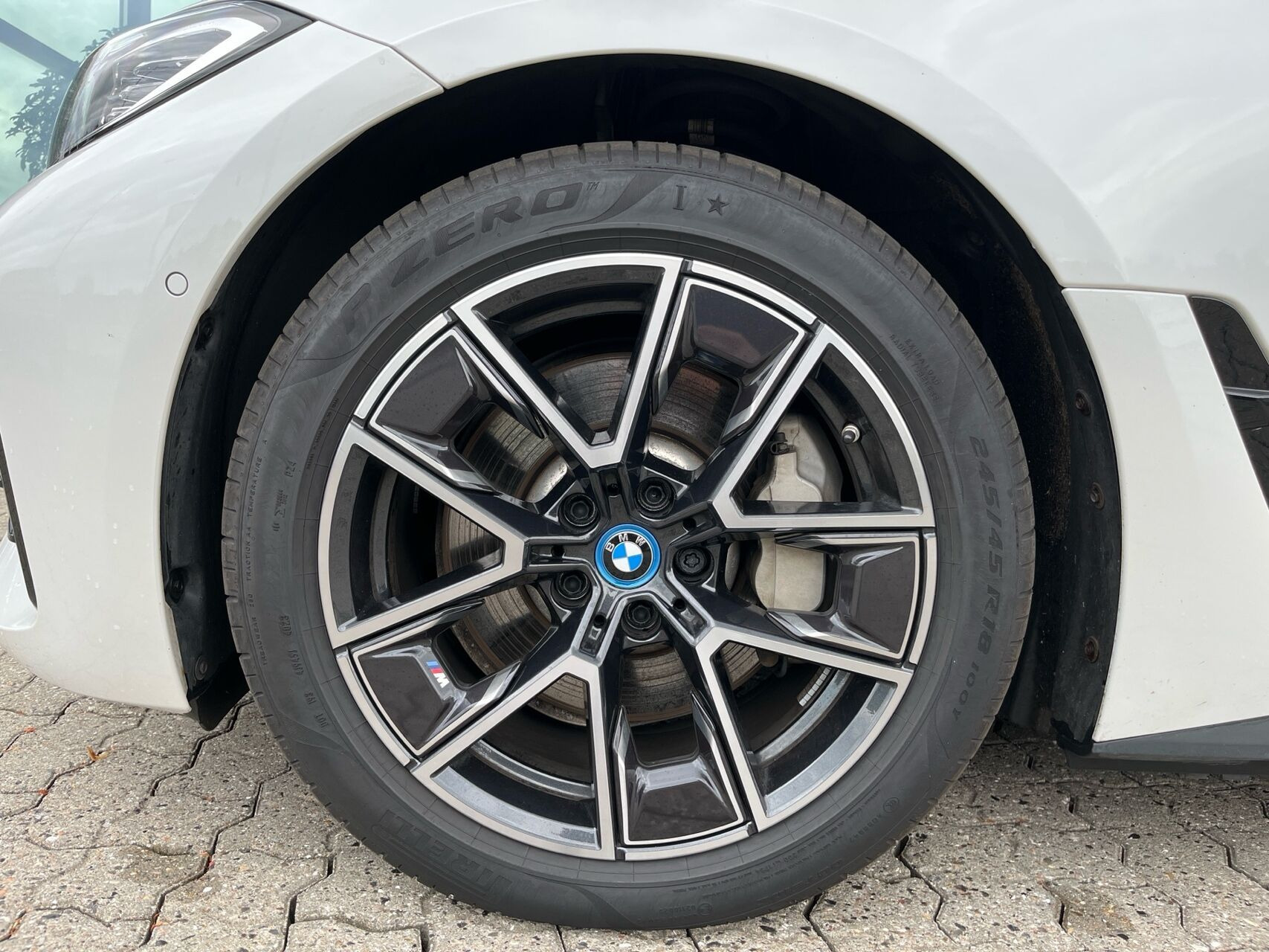 Hvid BMW i4 fra 2023