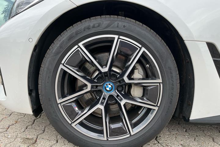 Hvid BMW i4 fra 2023