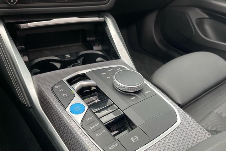 Hvid BMW i4 fra 2023