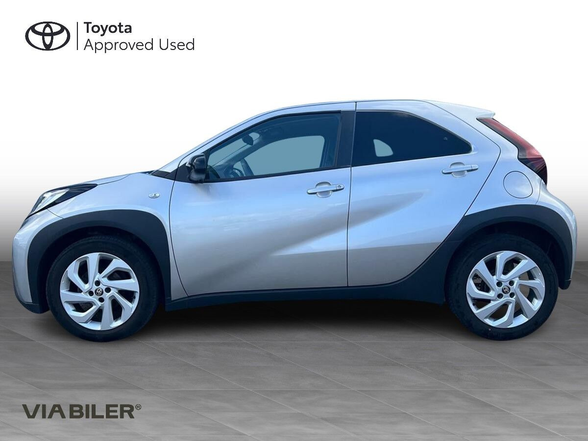 Sølv Toyota Aygo X fra 2023