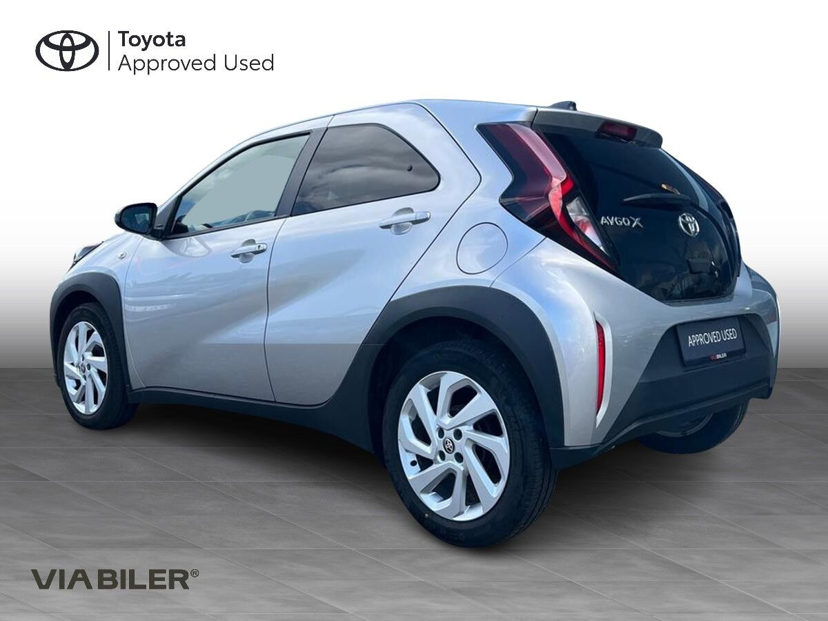 Sølv Toyota Aygo X fra 2023