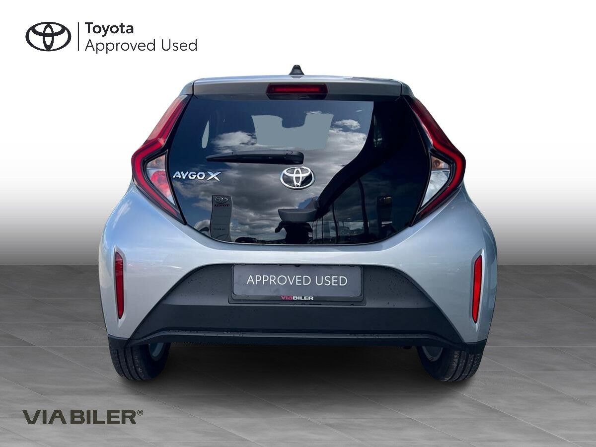 Sølv Toyota Aygo X fra 2023