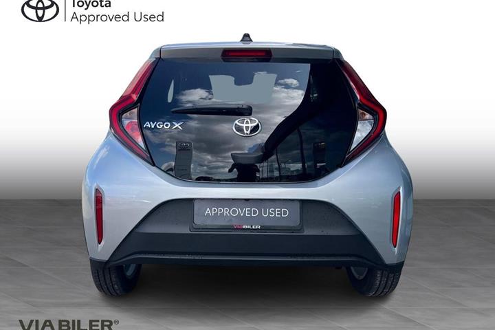 Sølv Toyota Aygo X fra 2023