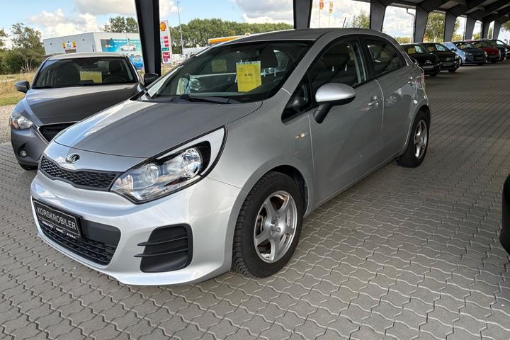 Sølv Kia Rio fra 2015