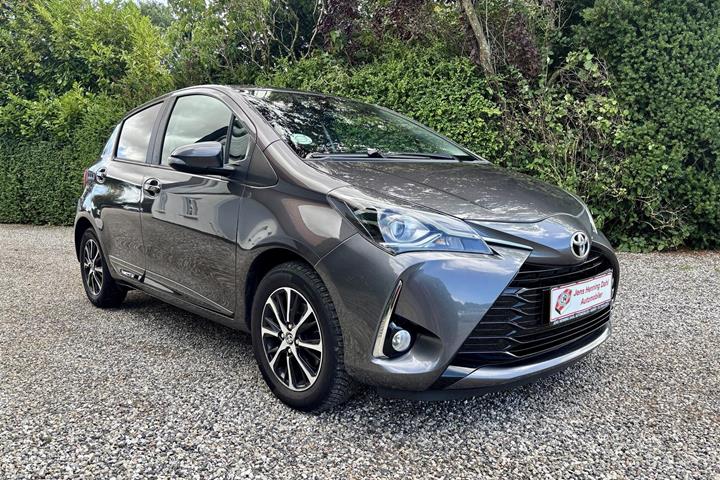 Sort Toyota Yaris fra 2019 set udefra