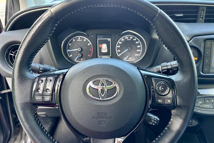Sort Toyota Yaris fra 2019