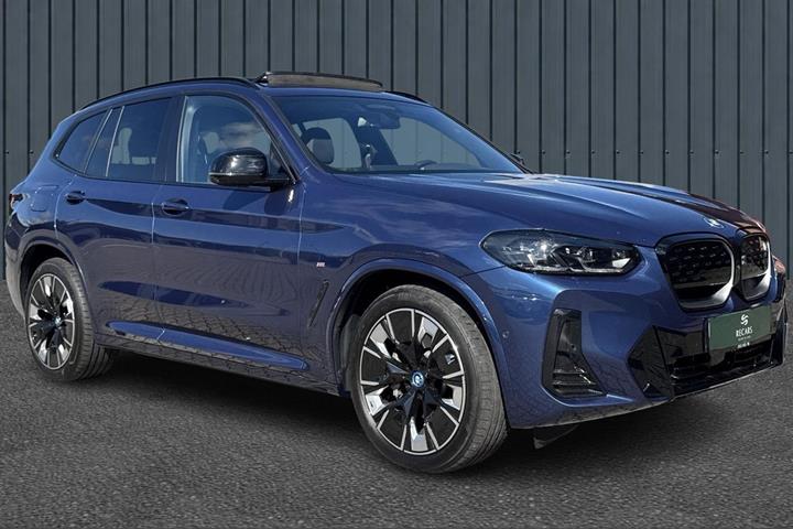 Blå BMW iX3 fra 2024 set udefra