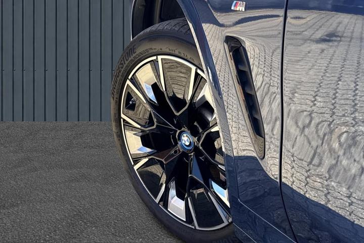Blå BMW iX3 fra 2024