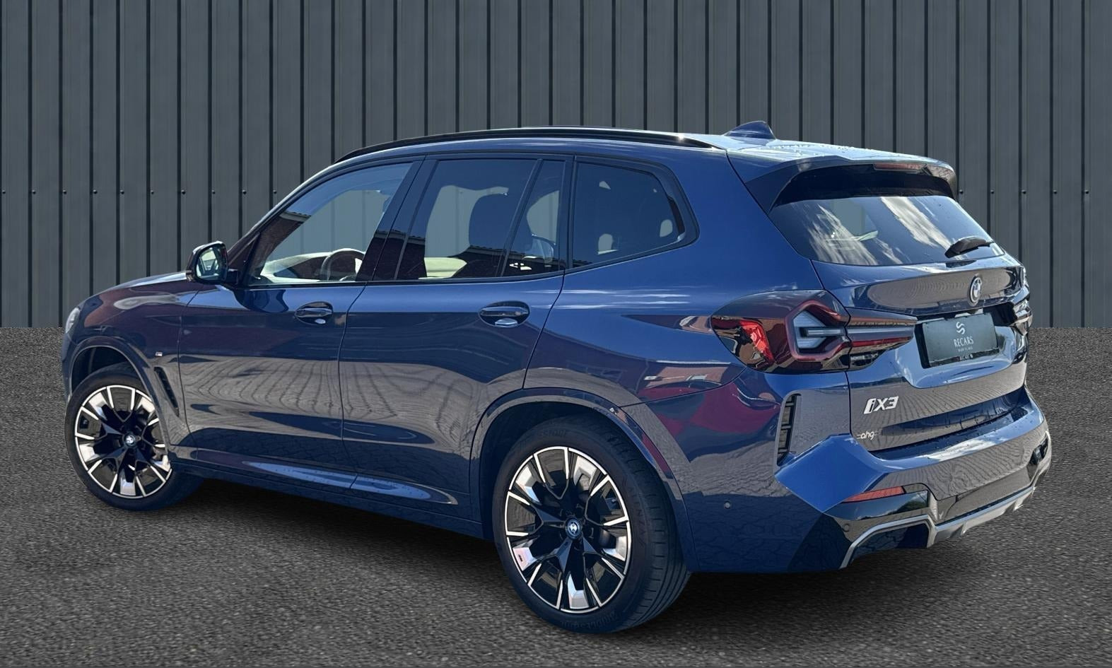 Blå BMW iX3 fra 2024