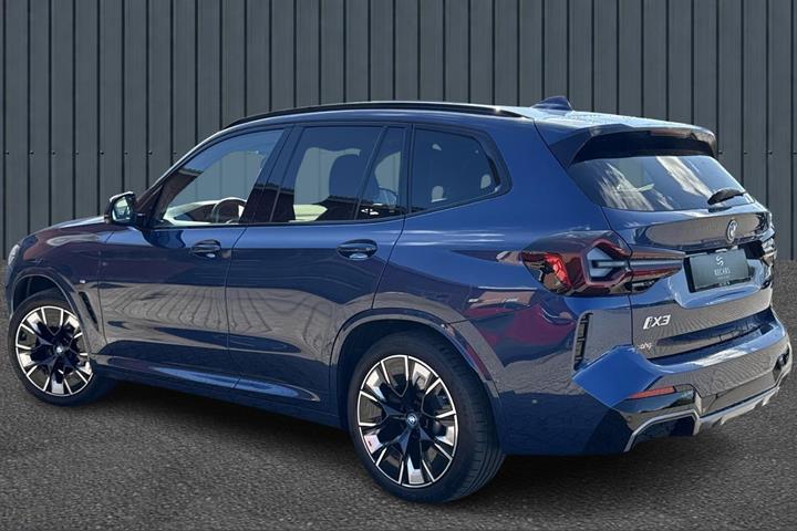 Blå BMW iX3 fra 2024