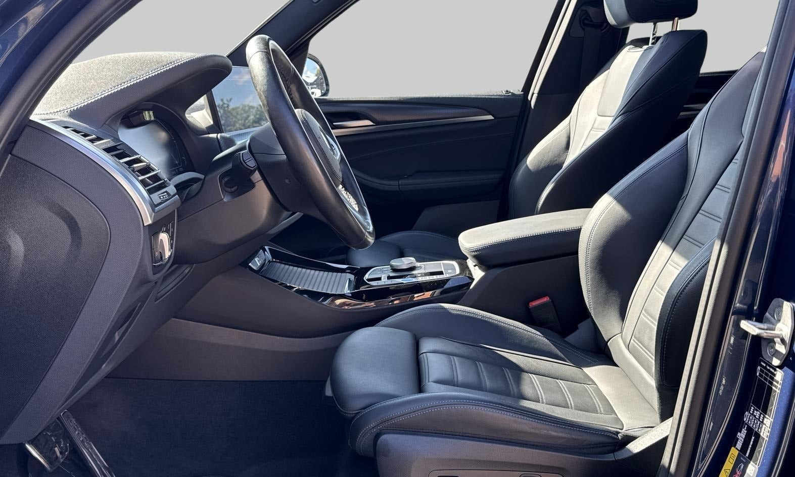Blå BMW iX3 fra 2024