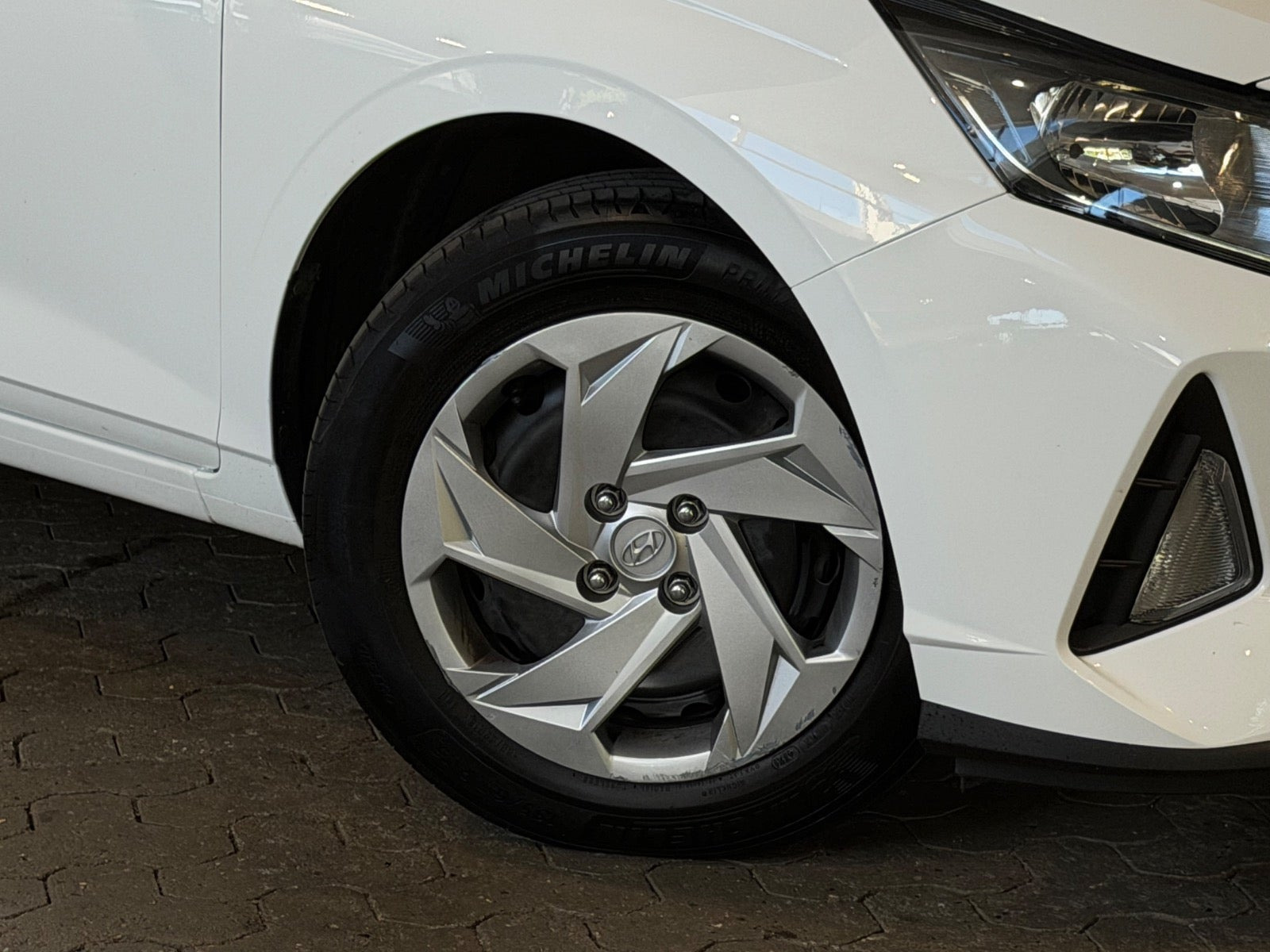 Hvid Hyundai i20 fra 2022