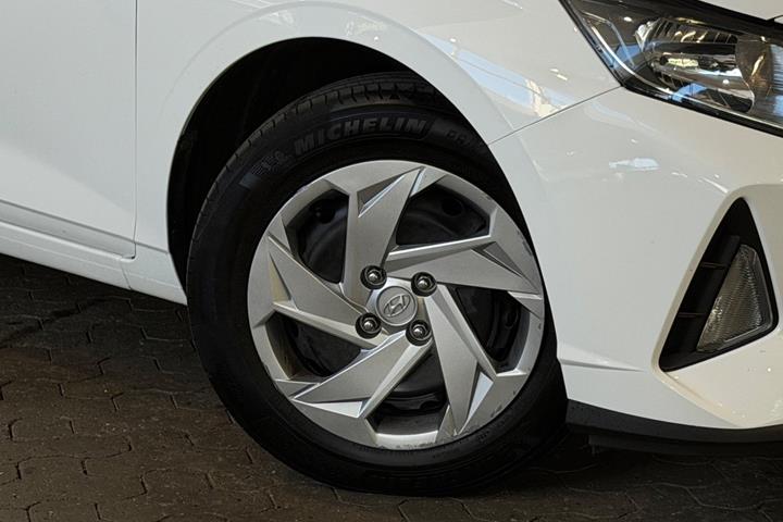 Hvid Hyundai i20 fra 2022