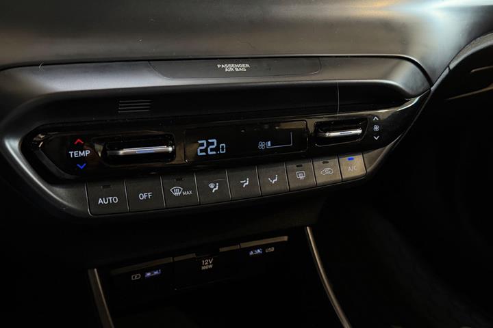 Hvid Hyundai i20 fra 2022