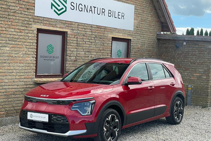Rød Kia Niro fra 2024 set udefra