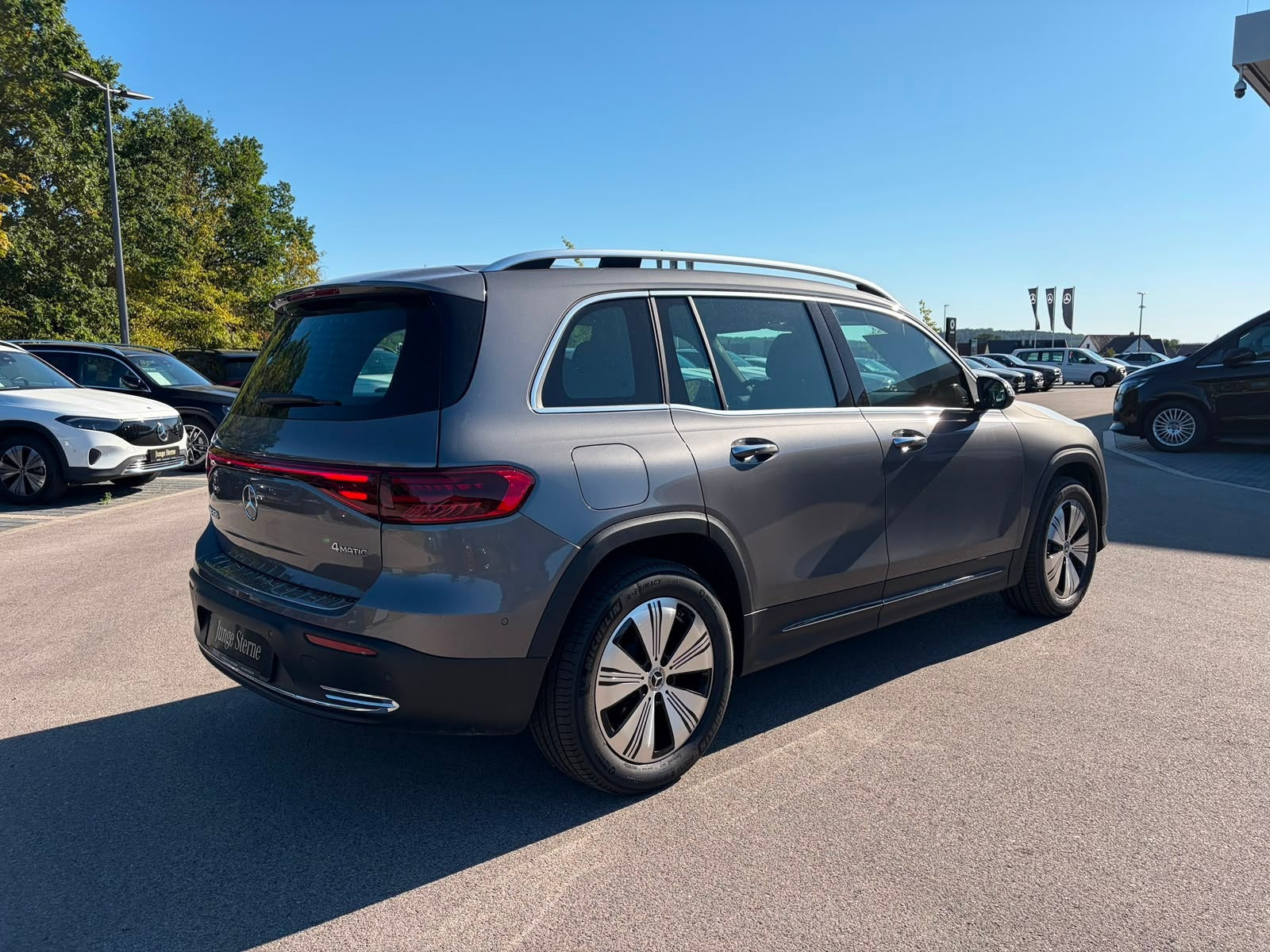 Grå Mercedes EQB350 fra 2024