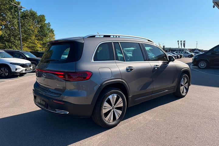 Grå Mercedes EQB350 fra 2024