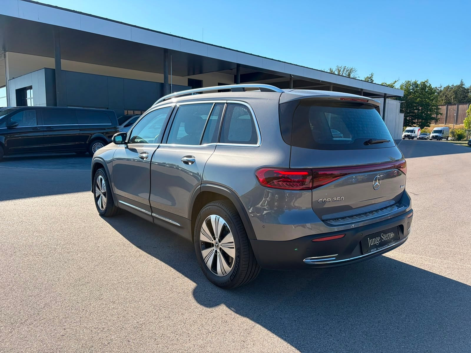 Grå Mercedes EQB350 fra 2024