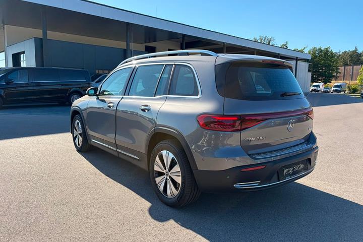 Grå Mercedes EQB350 fra 2024
