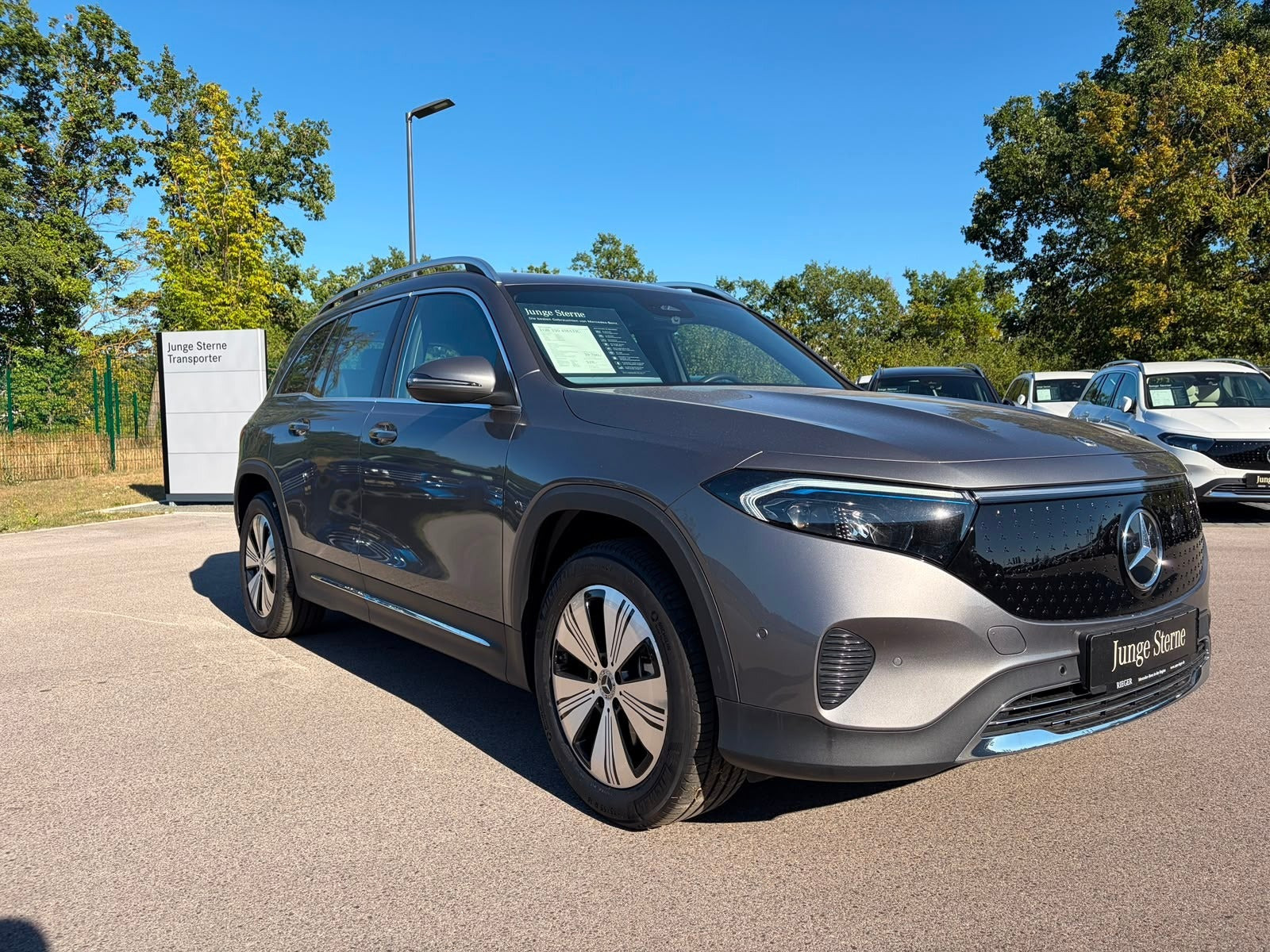 Grå Mercedes EQB350 fra 2024