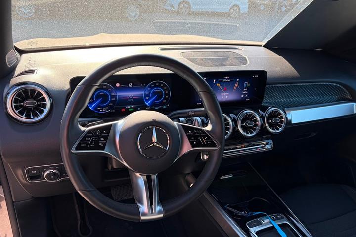 Grå Mercedes EQB350 fra 2024