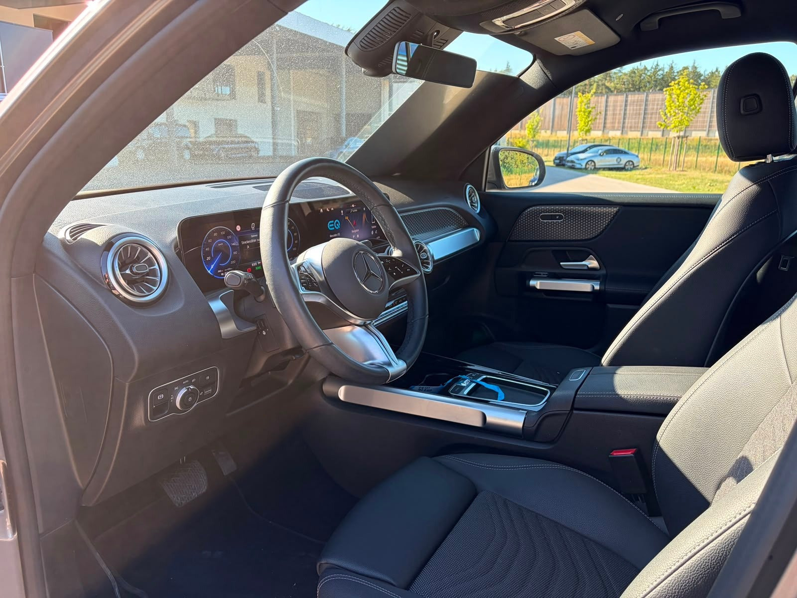 Grå Mercedes EQB350 fra 2024