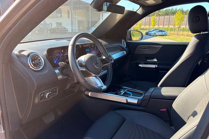 Grå Mercedes EQB350 fra 2024