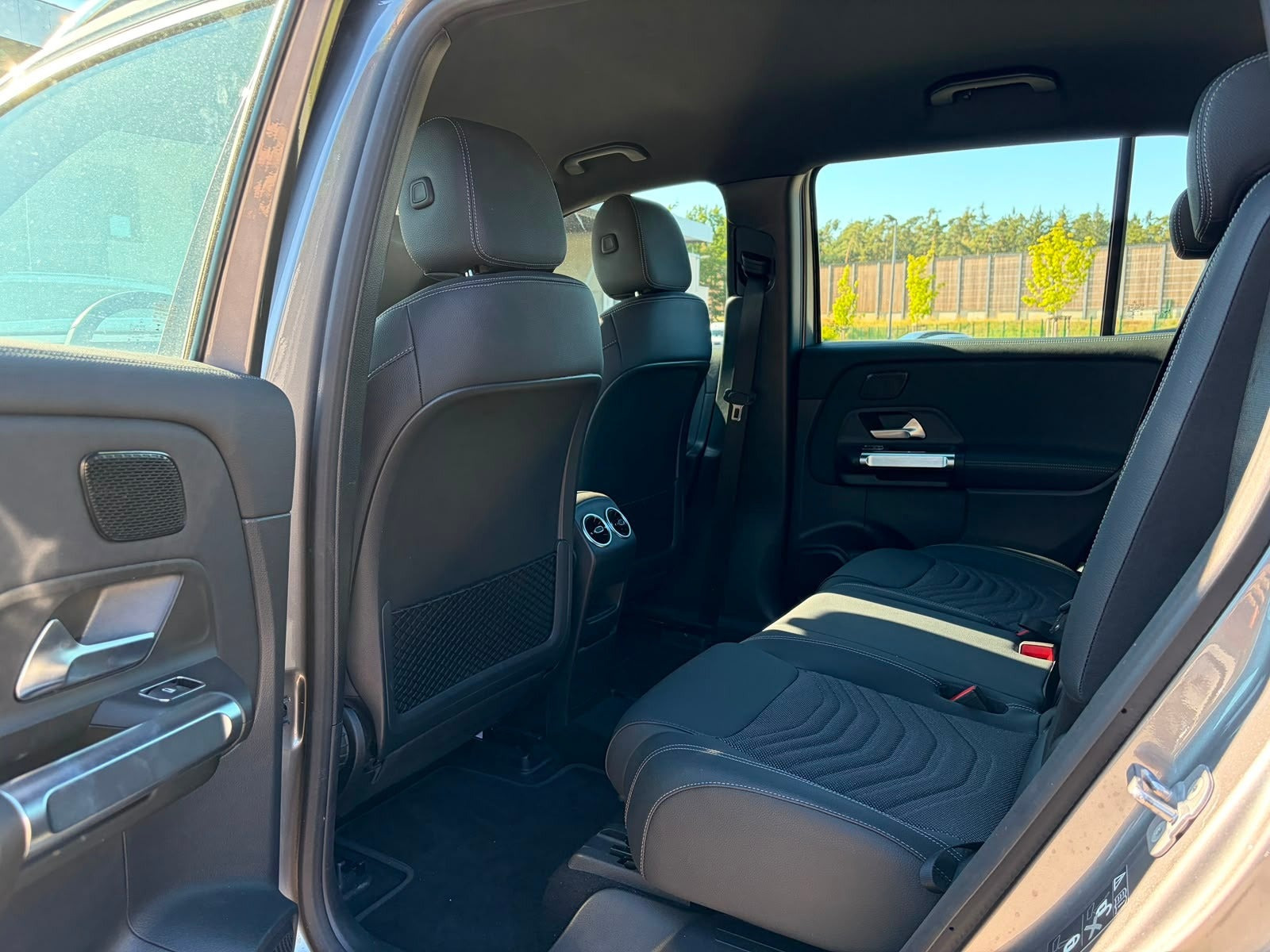 Grå Mercedes EQB350 fra 2024