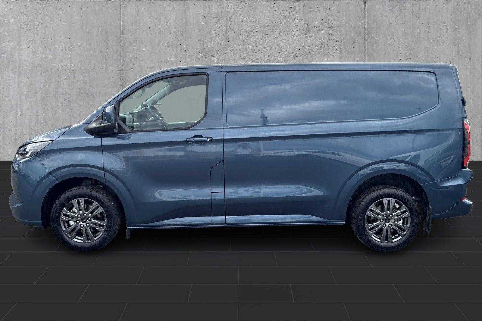 Blå Ford E-Transit Custom 320 L1 fra 2026