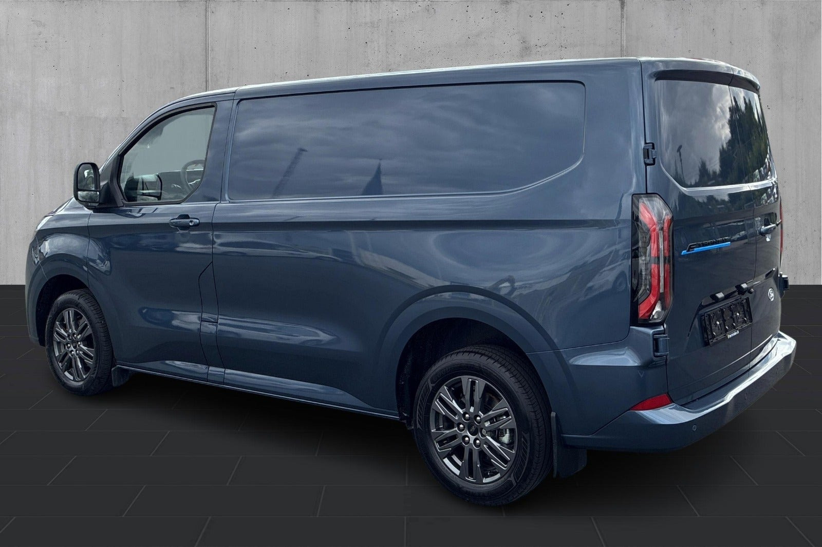 Blå Ford E-Transit Custom 320 L1 fra 2026