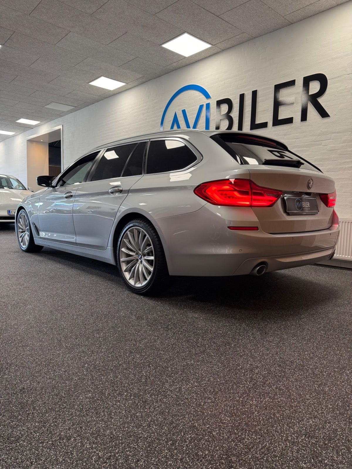 Sølv BMW 520d fra 2019