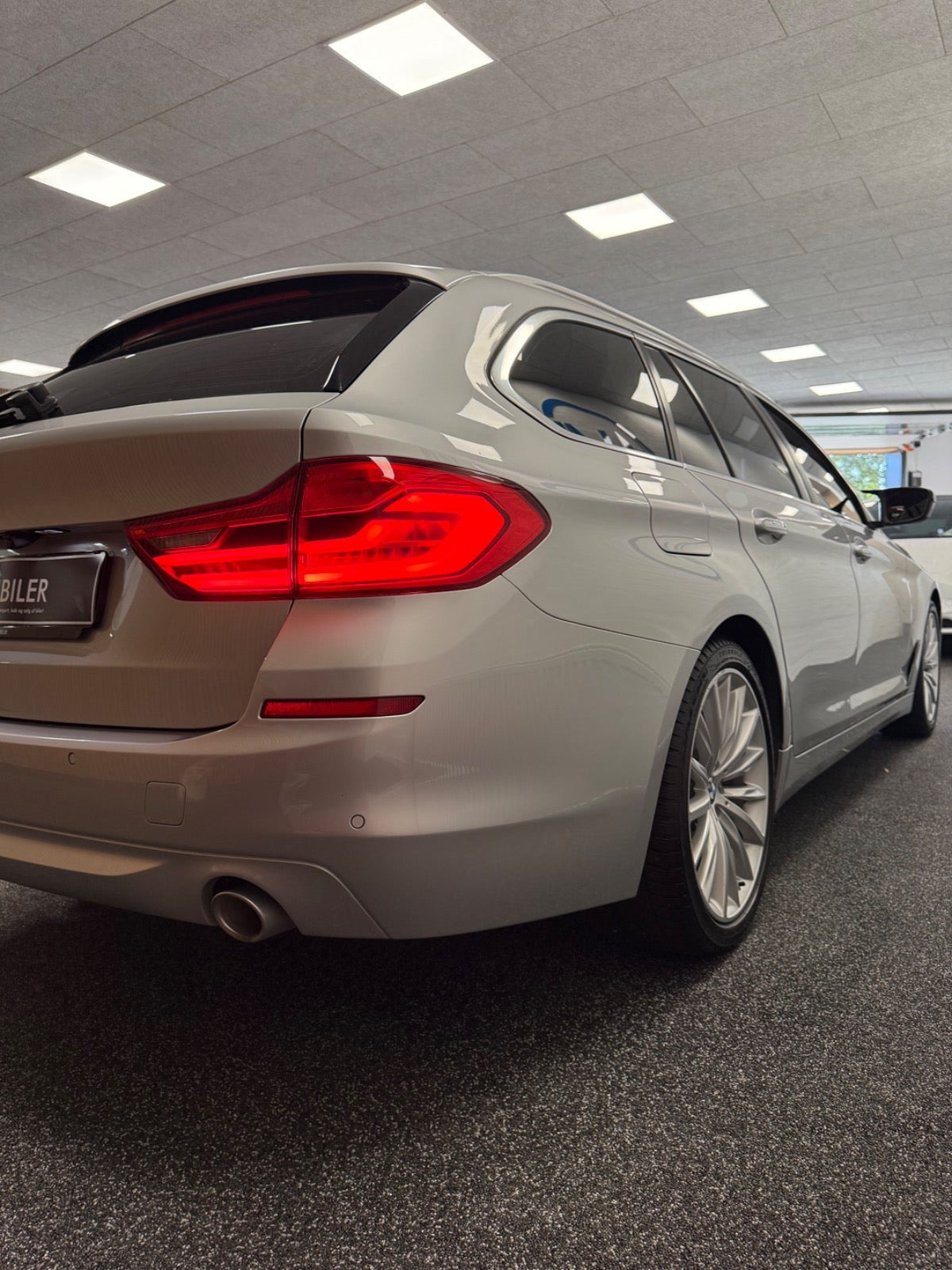 Sølv BMW 520d fra 2019