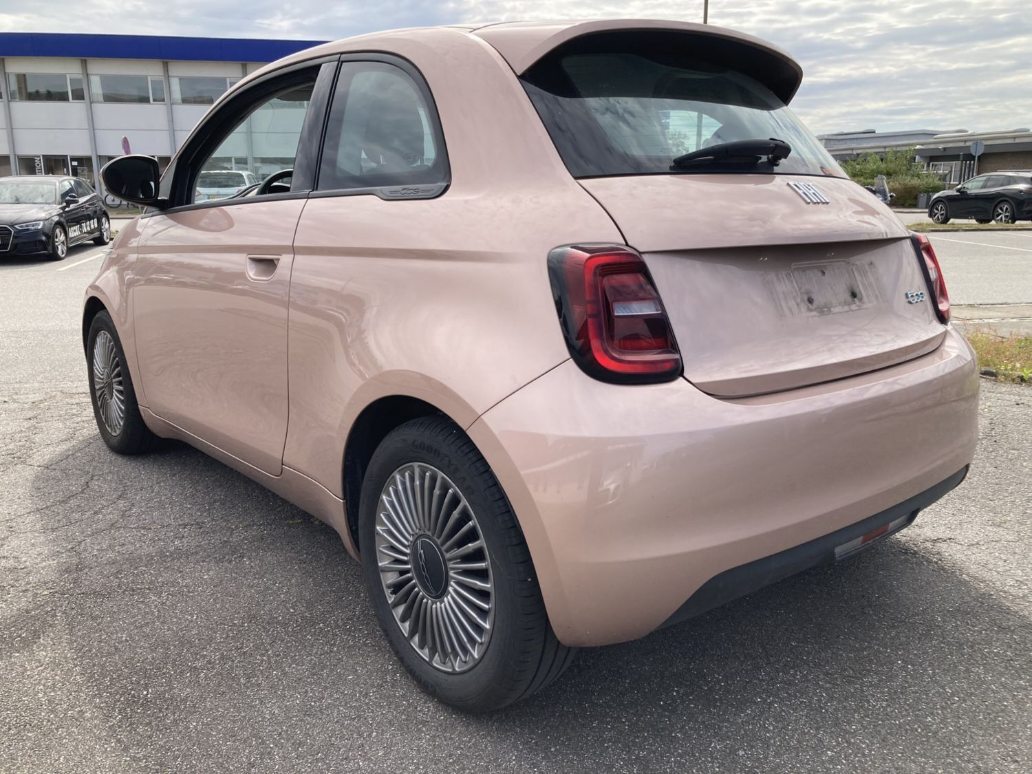 Grå Fiat 500e fra 2023