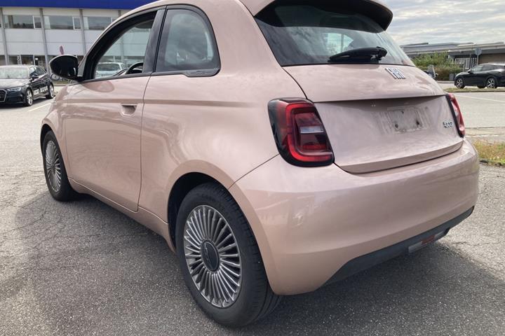 Grå Fiat 500e fra 2023