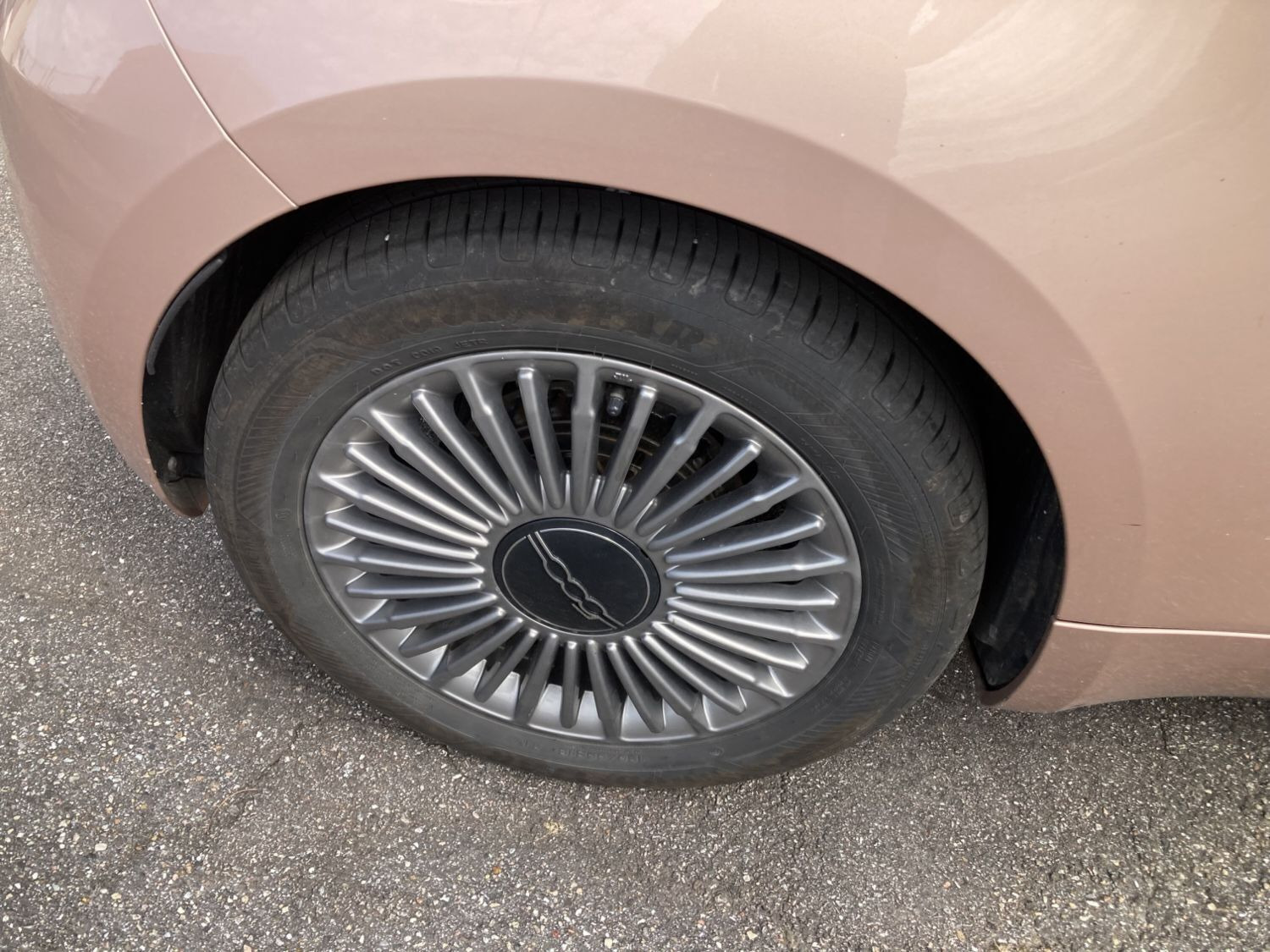 Grå Fiat 500e fra 2023